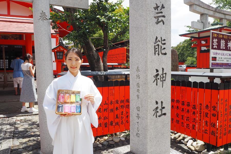 「推し活お守りをきっかけとして、多くの方々に車折神社に興味を持っていただくことができ、うれしい」と話す、車折神社の神職・東山詩奈さん（１４日・車折神社）