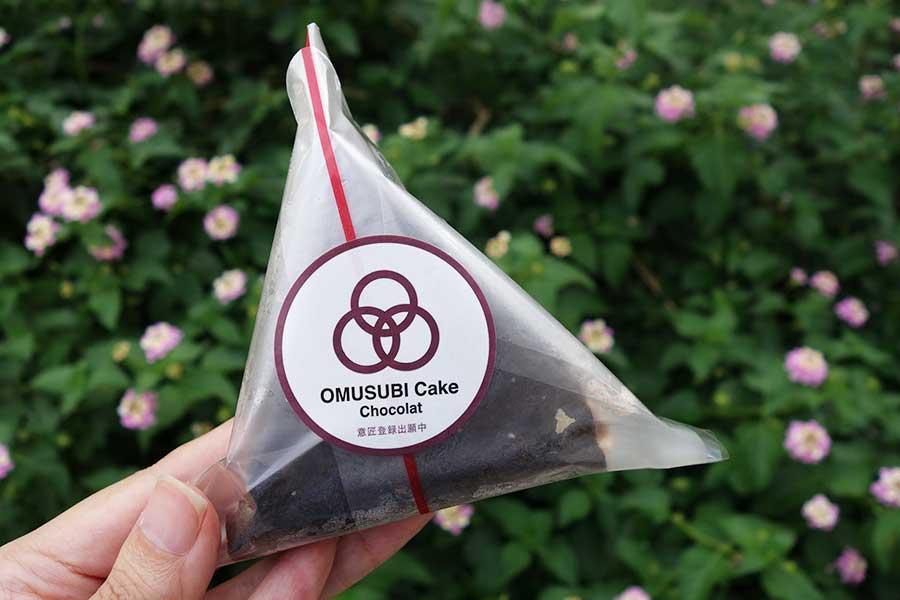 見た目はコンビニおにぎりだが、中身はケーキの「おむすびケーキ」