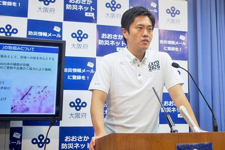 　２０２５本の桜を植樹する取り組みを発表した大阪府の吉村洋文知事（２１日・大阪府庁）