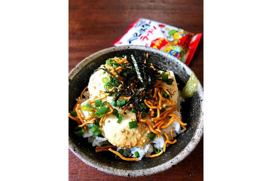 山本ゆりさん考案の「ベビースター豆腐丼」