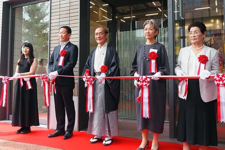 　門川大作京都市長（中央）や京都市立芸術大学・赤松玉女学長（右から２番目）らが出席した、リニューアルオープンセレモニーの様子