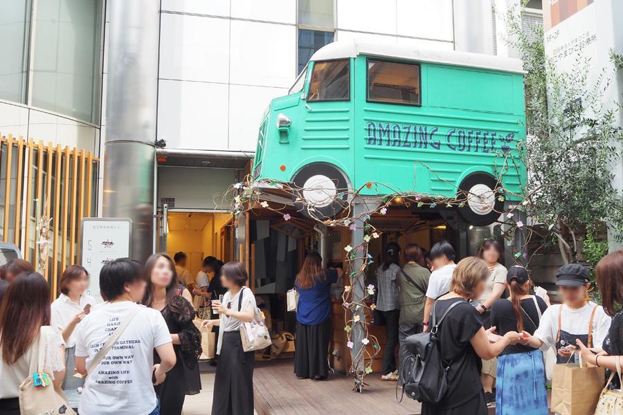 ２周年を祝いに、多くのファンが訪れた「ＡＭＡＺＩＮＧ ＣＯＦＦＥＥ ＯＳＡＫＡ ＳＯＵＴＨ ＳＩＤＥ」（２９日・大阪市内）