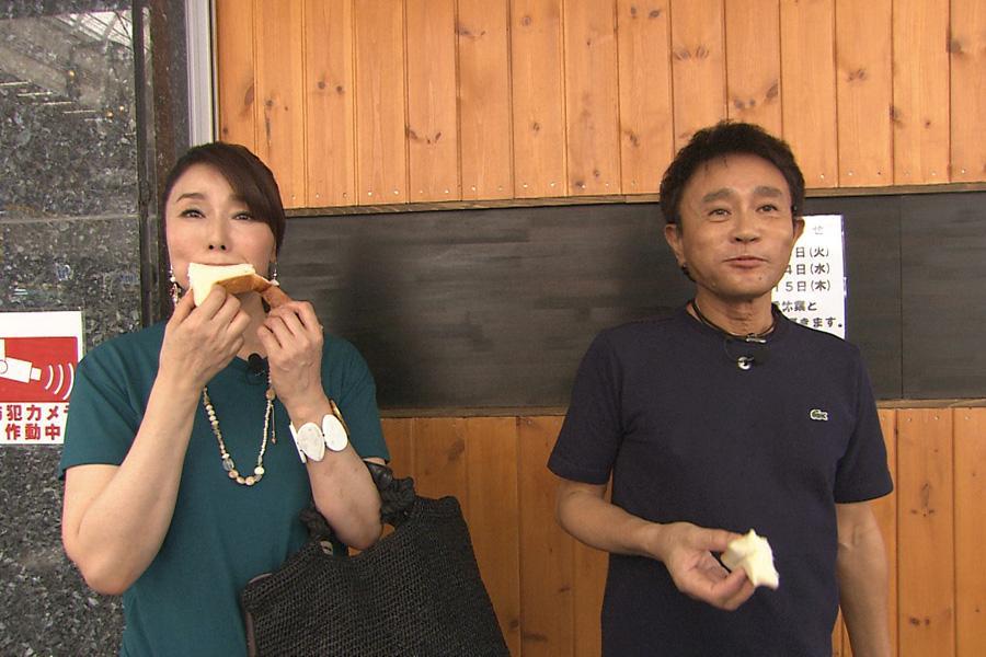 　食パンを頬張る浅野ゆう子と浜田雅功（写真提供：ＭＢＳ）
