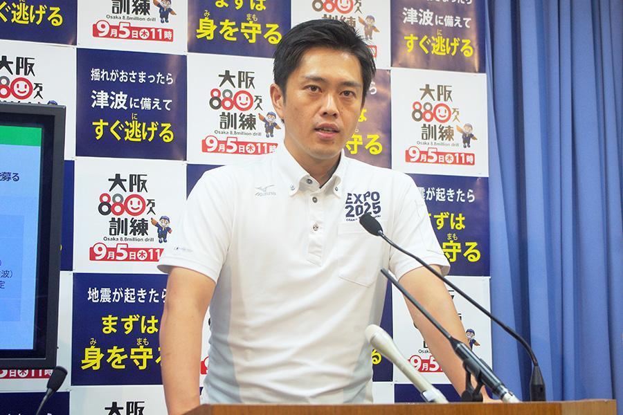 　大阪府知事としての夏のボーナスを、広島市に寄付すると語った吉村洋文知事（４日・大阪府庁）