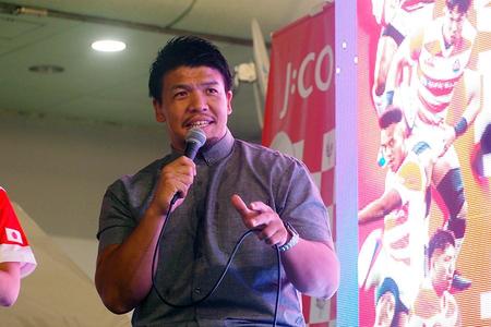 　６日のパブリックビューイングイベントに登場した、元日本代表・木津武士選手（豊中市内・６日）