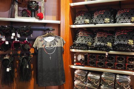 　ドレスを思わせる繊細なデザインのチュニック（３９００円）や、エレガントなカチューシャがずらり