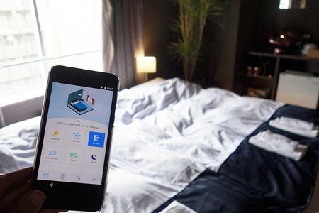　客室専用のスマホで部屋を操作できる（一部客室のみ）、ホステル「＆ ＡＮＤ ＨＯＳＴＥＬ ＨＯＮＭＭＡＣＨＩ ＥＡＳＴ」が大阪の堺筋本町に