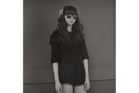 　鬼海弘雄《銀ヤンマのような娘》