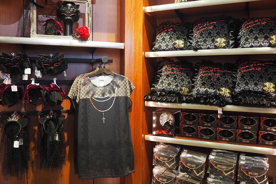 　ドレスを思わせる繊細なデザインのチュニック（３９００円）や、エレガントなカチューシャがずらり