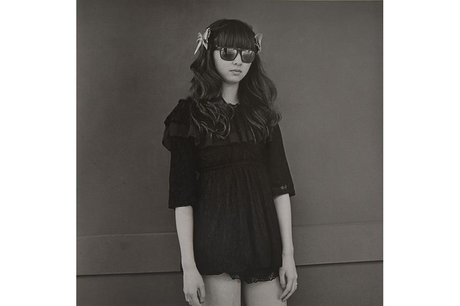 　鬼海弘雄《銀ヤンマのような娘》