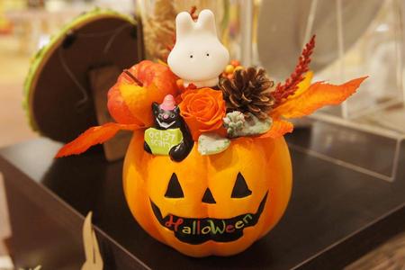 　「オレンジかぼちゃアレンジ」（２５００円・税別）は、おばけミッフィーがアクセントに