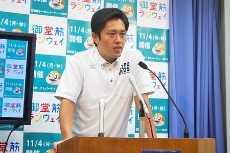 　受動喫煙防止対策について語る大阪府の吉村洋文知事（２５日・大阪府庁）