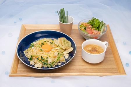 　「陽菜お手製 ごま油香る豆苗ポテチャーハンセット」（１４９０円・税別）