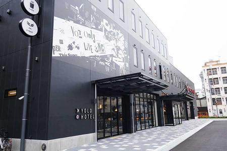　南海電車の高架沿いに位置する「ＹＯＬＯ ＨＯＴＥＬ ＭＵＳＥＵＭ」が９月２８日オープン