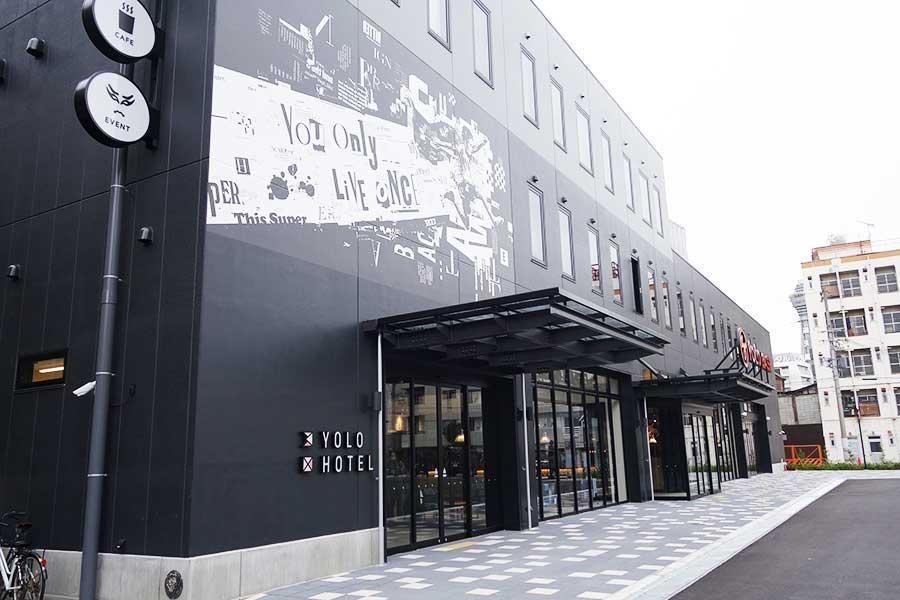 　南海電車の高架沿いに位置する「ＹＯＬＯ ＨＯＴＥＬ ＭＵＳＥＵＭ」が９月２８日オープン