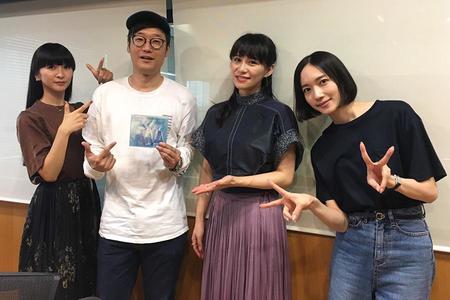 　ＦＭ ＯＨ！『ＭｕｓｉｃＢｉｔ』にゲスト出演したＰｅｒｆｕｍｅ（左からかしゆか、あ～ちゃん、のっち）、左から２番目はＤＪの遠藤淳（２日・大阪市内）