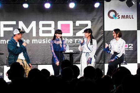 公開収録に登場したＰｅｒｆｕｍｅ（左からかしゆか、あ～ちゃん、のっち）。左はＤＪの中島ヒロト（２日・大阪市内）提供：ＦＭ８０２　撮影：渡邉一生