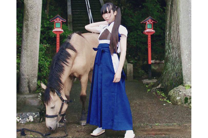 　「おかあさん（おかあたん）」こと久次米宮司と御神馬いづめ（いづたん）　提供：吉川八幡神社