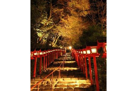 あかりのついた春日灯篭とともに、紅葉が照らされる「貴船神社」（京都市左京区）の参道