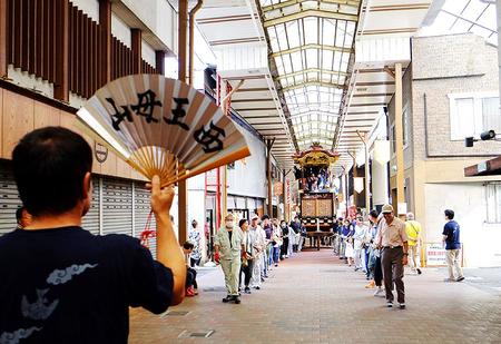 　曳き初め（試し曳き）の様子（６日撮影）。丸屋町商店街のアーケードを進む曳山「西王母山」