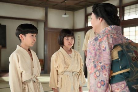 同級生の照子がいなくなったと照子の母・和歌子（未知やすえ）から聞く喜美子（川島夕空）と信作（中村謙心）　(C)NHK