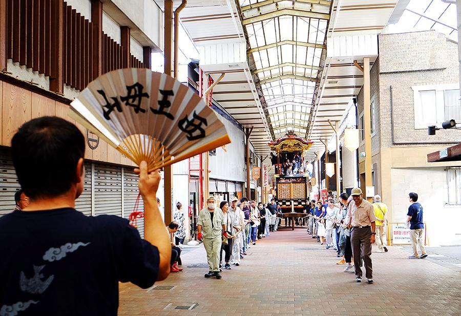 　曳き初め（試し曳き）の様子（６日撮影）。丸屋町商店街のアーケードを進む曳山「西王母山」
