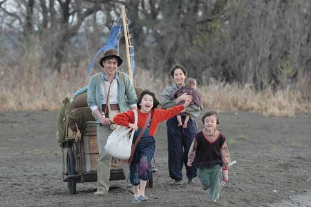 　連続テレビ小説『スカーレット』第１話より。信楽へ向かう途中、琵琶湖で休憩をするヒロイン・喜美子の家族　（Ｃ）ＮＨＫ