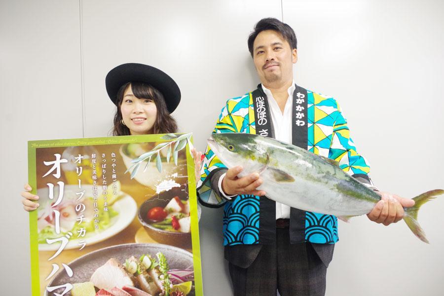 　「カマ（市場で３００～４００円）をお塩だけで丸焼きしたら、脂が溶けだしてフワフワの身とあいまってすごくおいしいです」とオススメの食べ方を紹介した塚原さん（左）と岡田さん（１０月８日・大阪市内）
