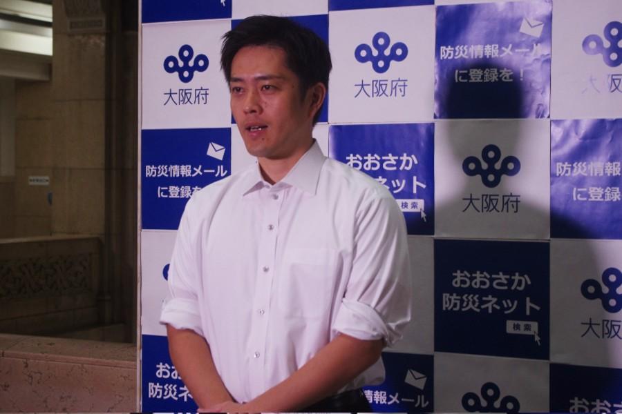 　大阪府が収集した約１０億円の美術品について語った大阪府・吉村洋文知事（１１日・大阪府庁）