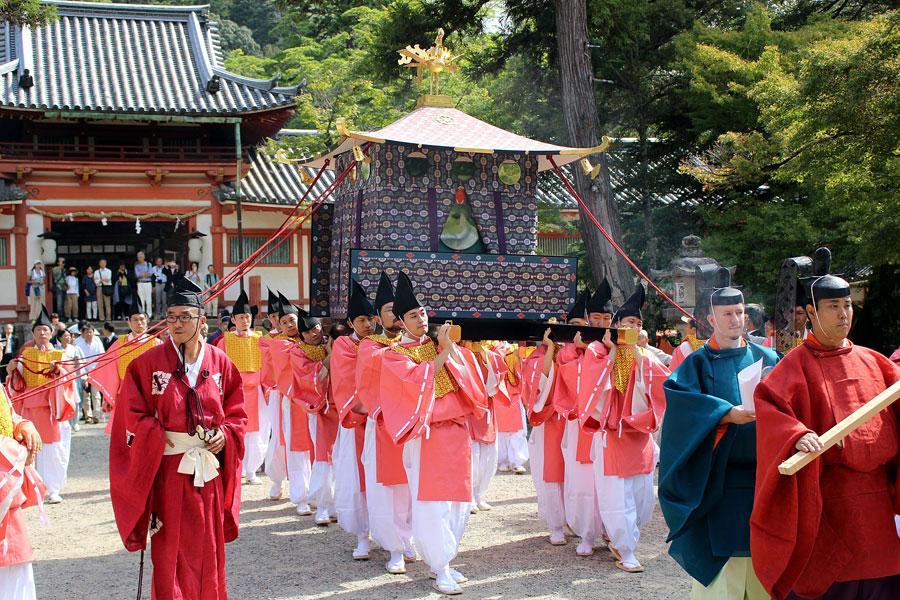 　神輿・御鳳輦（ごほうれん）が、「手向山八幡宮」を出発する様子（１０月５日・手向山八幡宮）
