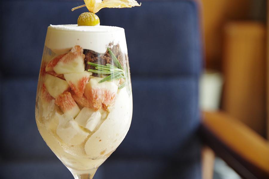 　「ＣＡＦＥＢＥＡＴＯ」（大阪市福島区）で販売される「いちじくのパフェ」（１１００円）