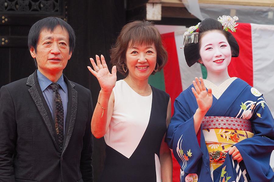 　『京都国際映画祭２０１９』アンバサダーの奥山和由（左）と浅田美代子（中央）（１７日・西本願寺）
