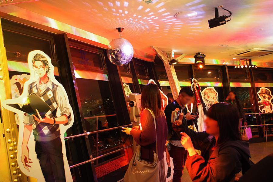 『ヒプノシスマイク』のパネルなどが展示されている「通天閣」の展望台。ファンの女性をはじめ、海外観光客も訪れ、平日の夜にも関わらず大盛況（１７日）