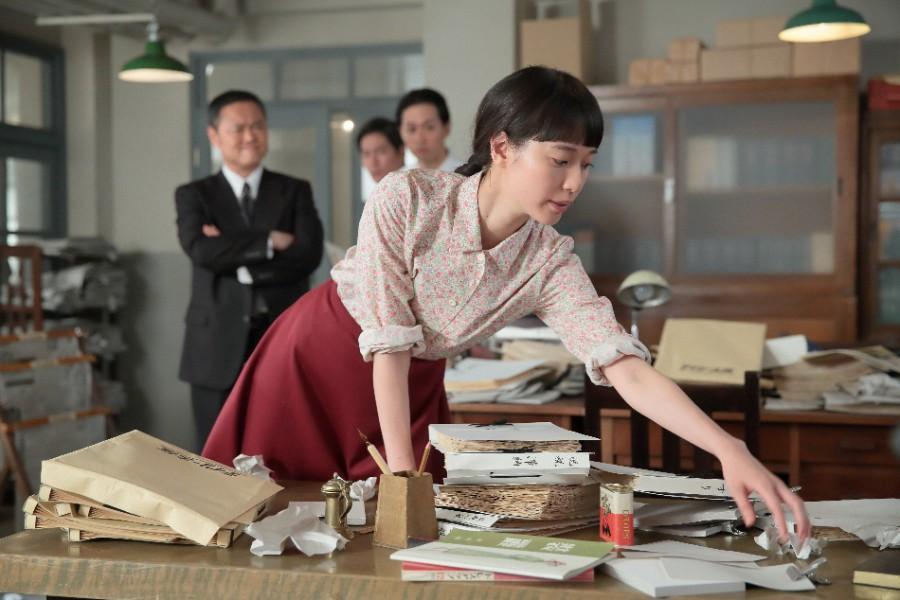 ちや子の勤める新聞社で、散らかった机を喜美子（戸田恵梨香）が片付ける回想シーン　（ｃ）NHK