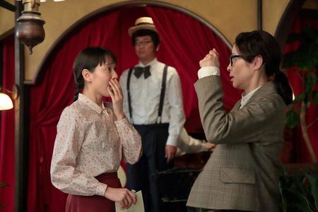 　第１８話の終盤、喜美子（戸田恵梨香）とちや子（水野美紀）が会話する後ろで突然歌い出す雄太郎（木本武宏）　(C)NHK