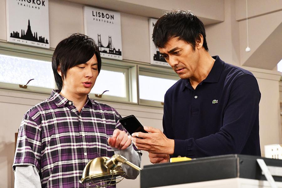 　ドラマ『まだ結婚できない男』（カンテレ）の塚本高史（左）と阿部寛