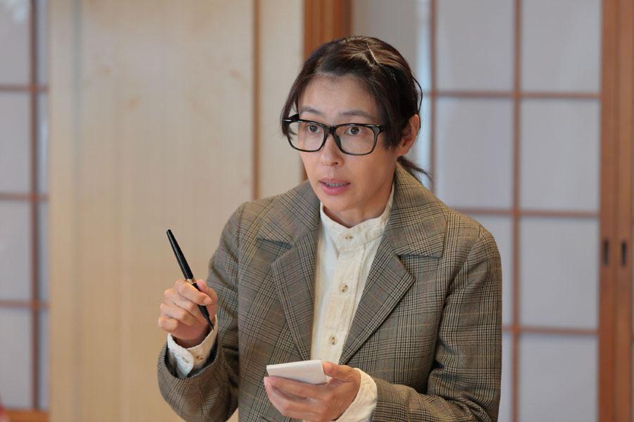 　新聞記者・庵堂ちや子役の水野美紀　（Ｃ）ＮＨＫ