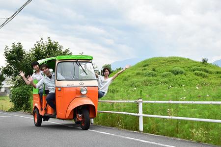 　奈良の町を走る、三輪タクシー「トゥクトゥク」