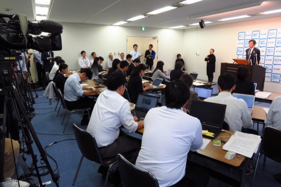 　事件の重大さに、定例会見にはいつもより多くの報道陣が駆けつけた（１０月２４日・神戸市役所）