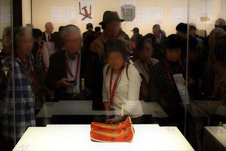 　『東大寺大仏開眼会』で聖武天皇が履いたとされる「衲御礼履 （のうのごらいり）」を眺める招待客（１０月２５日・奈良国立博物館）