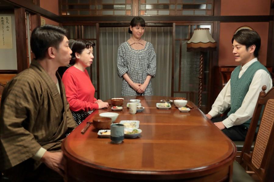 　「恋なんてゆうたけど、恋ちゃう」と急に言い出す圭介と「荒木荘」の人々（左から、木本武宏、羽野晶紀、戸田恵梨香、溝端淳平）（Ｃ）ＮＨＫ