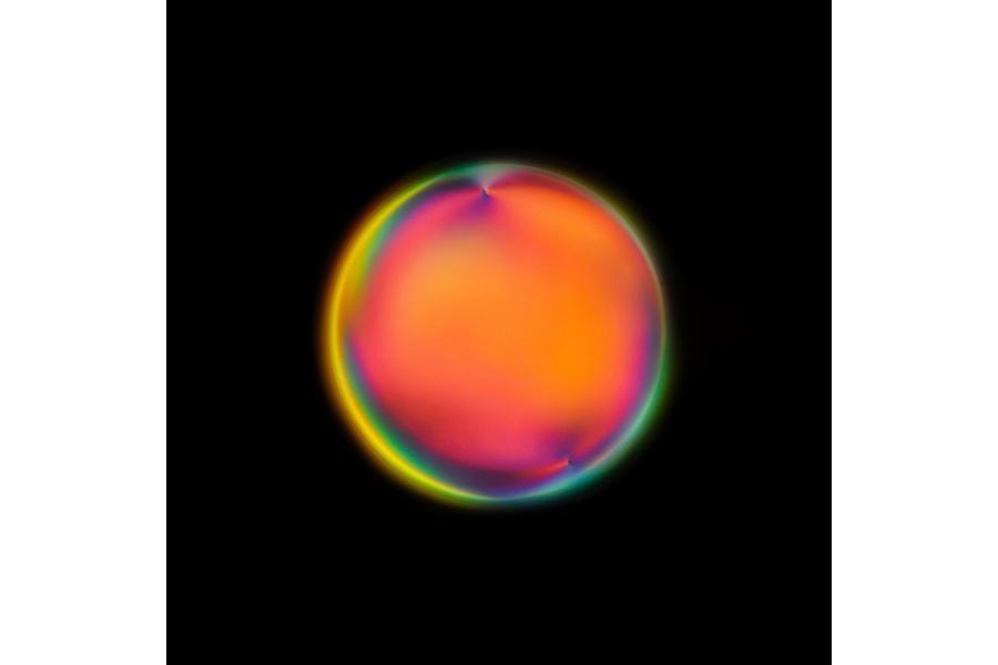 　メンバー自身が研究の中で出会った０.０１ｍｍに満たない粒子を撮影した作品『ＧＪ ５０４ｂ』