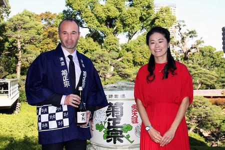 記者発表会に登壇したイニエスタ選手（左）と、澤穂希さん（右）（２８日・神戸市内）