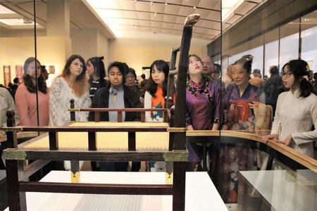 　『正倉院展』の内覧会に訪れた奈良女子大学の留学生ら。８カ国それぞれみな、自国の民族衣装を身にまとっている（２５日・奈良国立博物館）