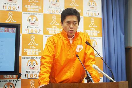 　定例会見で「虐待で悩んだら、とにかく『１８９』に」と訴えた大阪府・吉村洋文知事（３０日・大阪府庁）