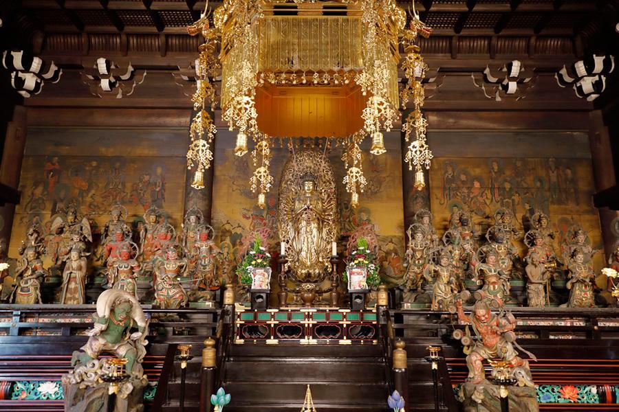 　真ん中に燦然と輝くのは、本尊の千手観音菩薩立像（仁和寺 観音堂）