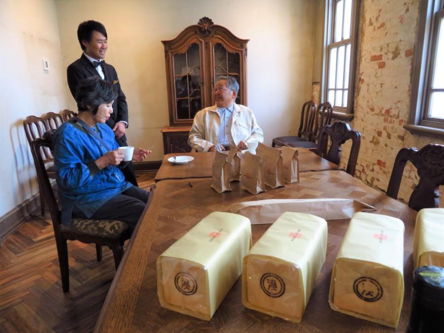 オープン前の１０月末・１週間、内覧会と称してパンやコーヒーを販売。地域住民らが散歩中にふらりと立ち寄るなど建物への関心の高さがうかがえる