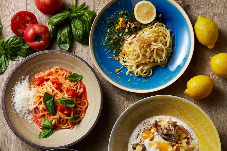 「淡路エコリカル農園の地中海トマトで作るシンプルな島ポモドーロ リングイネ」（左）など、島パスタのイメージ