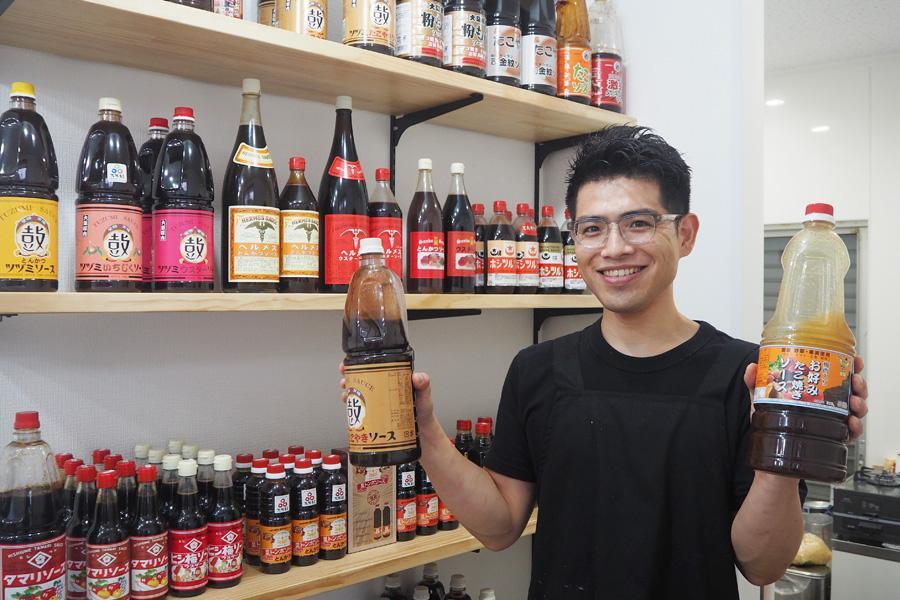 「このソースは社長１人で作っていて･･･」などソースの背景を丁寧に説明してくれる「たこ焼き ソース」店主の鴨田俊さん（大阪市）