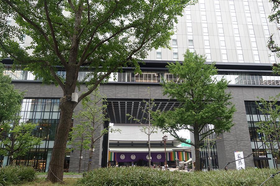 山門と一体となった南御堂ビルの５～１７階が「大阪エクセルホテル東急」